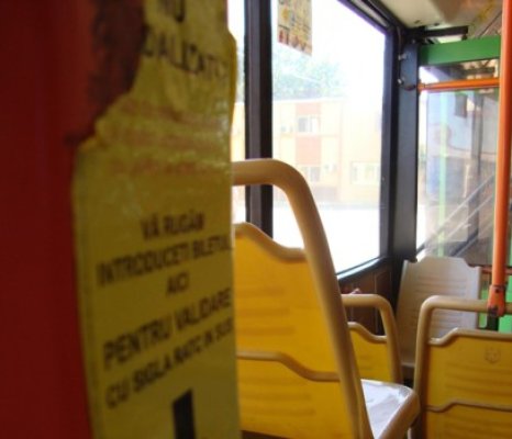 Un autobuz a intrat în coliziune cu un autoturism: o femeie a fost rănită